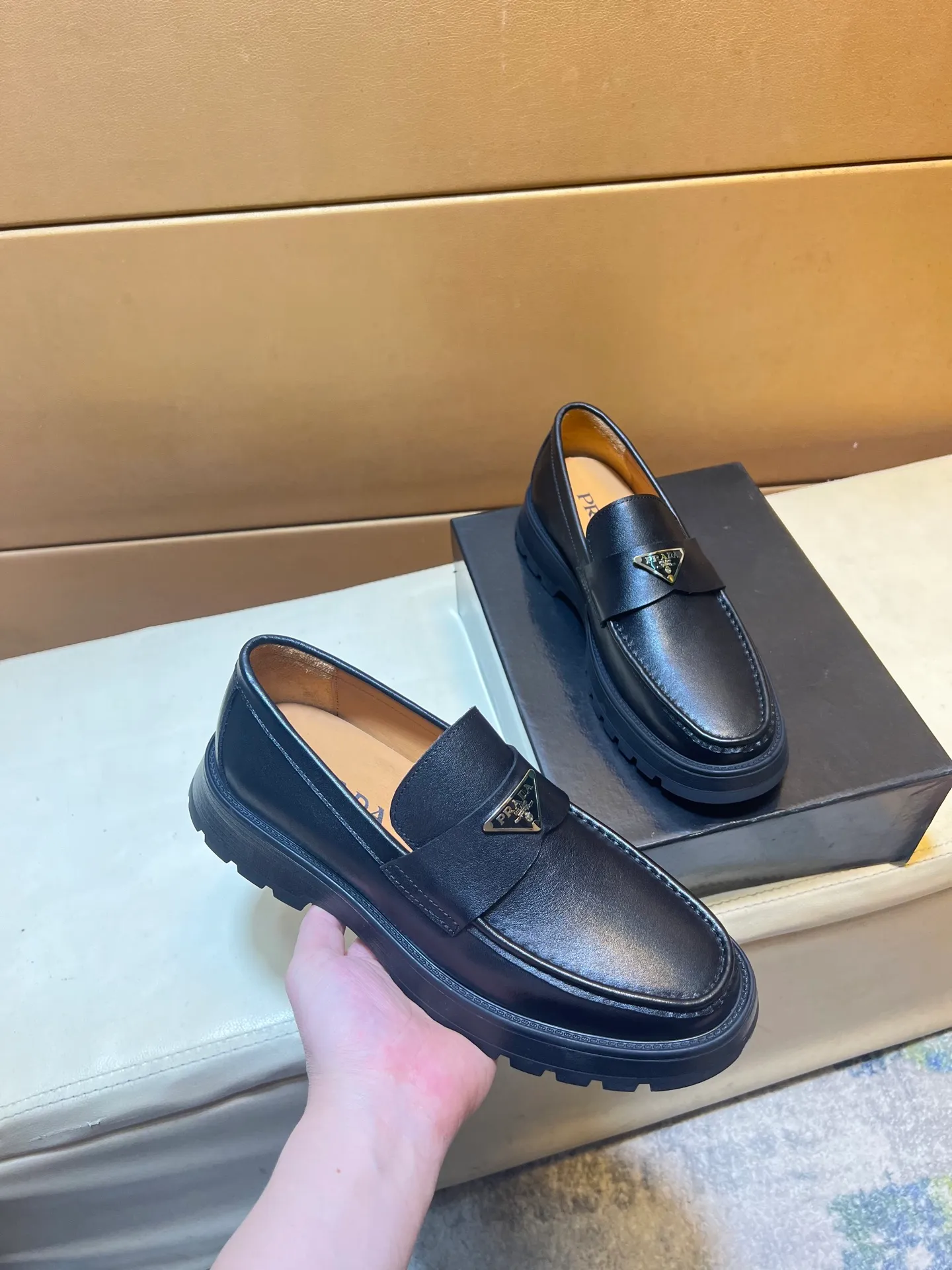 pp440💰👑👑👑 PRADA*PRADA Niuli·Exclusive first release·～Unique modern style sneakers. Counter purchasing 🏃casual leather shoes😍😍 original shiny leather imported from Italy (refuses to discolor and rub feet) soles: original soles specially provided by the original factory, super cool 😍 lace up and walk with wind 👍 style design ⚠️ super comfortable, wear-resistant and non-slip original soles. Just like shooting the real thing🎬The real thing is better. Suitable for outdoor and driving👍Perfect high-quality sneakers, men's shoe size: 38-44